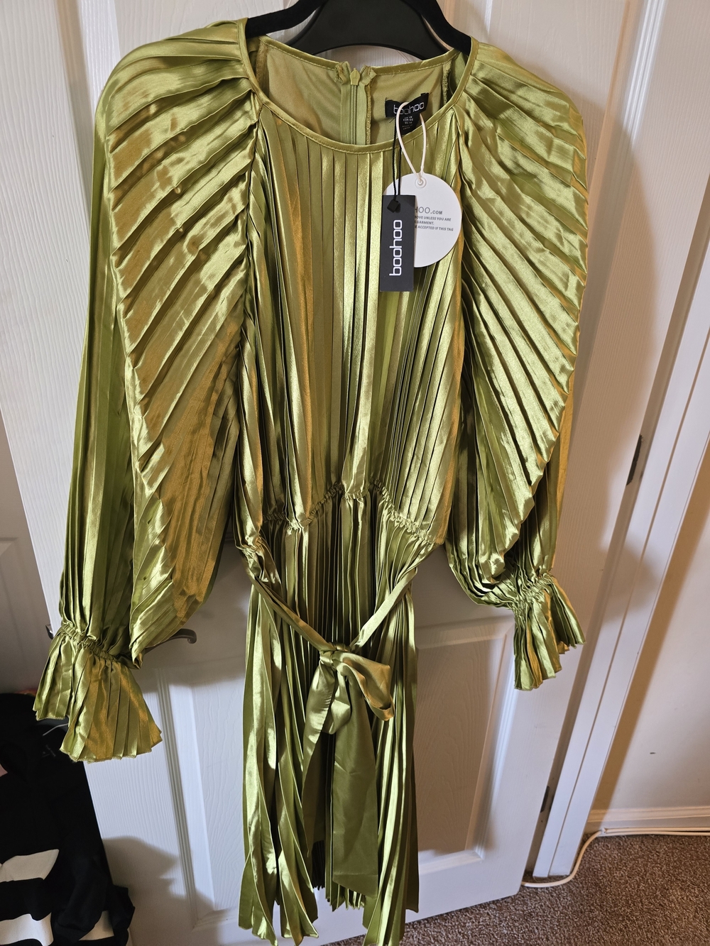 BNWT Green Satin/Poly Pleated Tie-Detail Midi Long Sleeve Holiday Dress - Picture 4 of 16